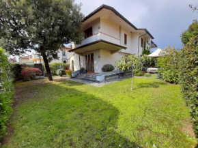 Accogliente villetta bi-familiare Pietrasanta